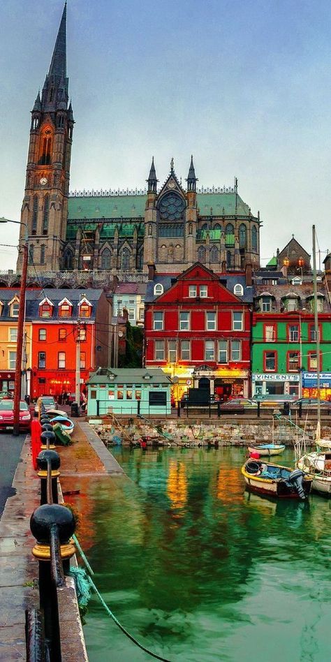 A diferencia de otros países, Irlanda ofrece cursos que incluyen oportunidades prácticas y de colocación laboral. #ireland #travel #study Irish Aesthetic, Cobh Ireland, World Bucket List, Colorful Cities, Cities Photography, Ireland Culture, Ireland Aesthetic, Bucket List Travel, County Cork Ireland