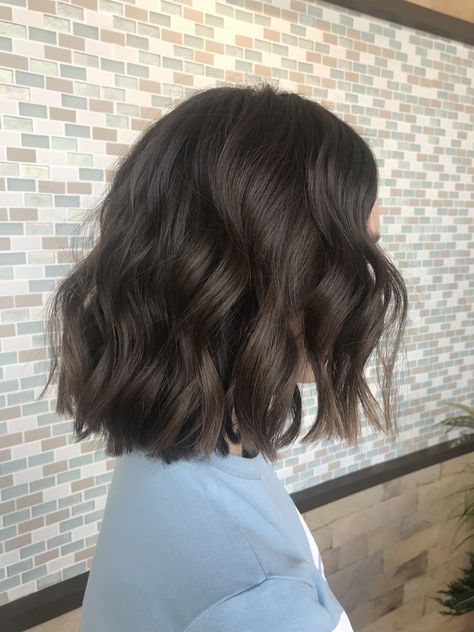 Big Waves Short Hair, Medium Length Dark Brown Hair Curled, Dark Brown Short Curly Hair, Short Hair Colour Ideas For Brown Skin, Dark Brown Balayage Short Hair, Short Dark Brown Hair With Dimension, Beach Waves In Short Hair, Foliage Hair Brunette Short, Bob Dark Brown Hair