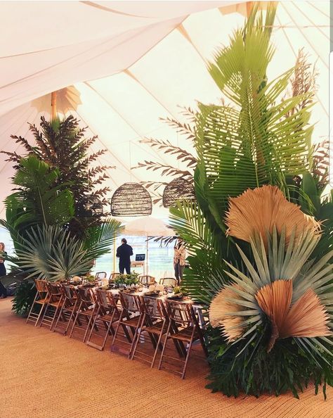 Wedding Water Feature, Palm Fronds Wedding Decor, Palm Floral Arrangements, British Colonial Wedding, Jungle Wedding Theme, Arrangement Flowers, Jungle Wedding, Jungle Decorations, Tropical Glam