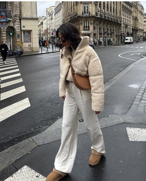 Cream Teddy Jacket Outfit, Teddy Puffer Jacket Outfit, Beige Sherpa Jacket Outfit, Cream Jacket Outfit Winter, Cream Puffer Coat Outfit, Alo Jacket, Uggs Tasman, Casual Dinner Outfit Summer, Amsterdam Outfit