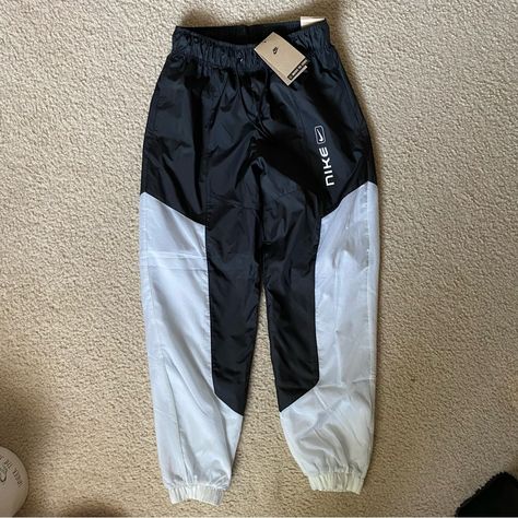 New With Tags Size Xs Extra Small White And Black Grey Nike Joggers, Black Nike Sweatpants, Nike Track Jacket, Womens Sherpa, Sweatpants With Pockets, Nike Sweats, Joggers Track Pants, Nike Fit, Nike Fleece