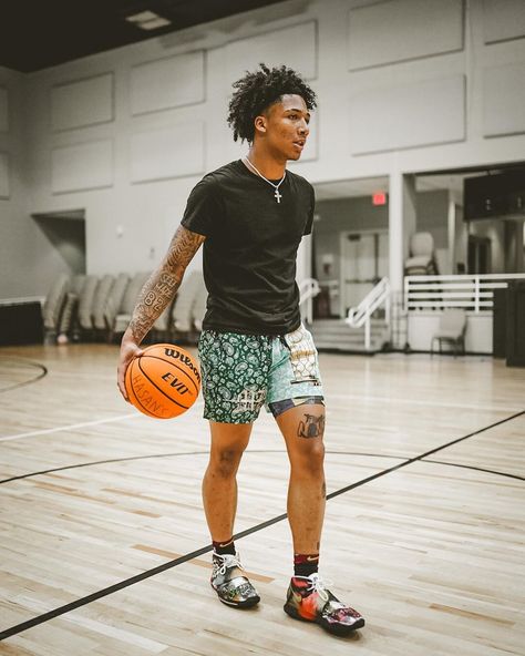 Mikey Williams, Nba Fashion, Afro Style, Black Men Fashion Swag, Basketball Clothes, Dope Outfits For Guys, Cute Rappers, Basketball Pictures, Stylish Mens Outfits