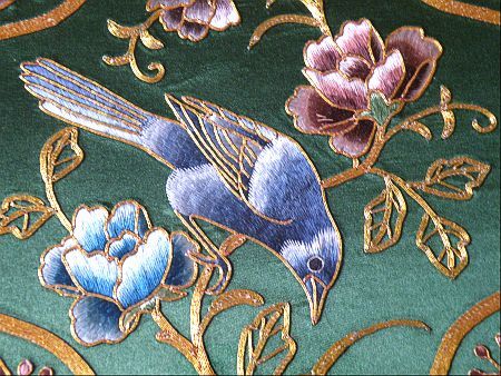 Embroidery On Silk, Chinese Bird, Chinese Embroidery, String Art Patterns, Chinese Silk, Couture Embroidery, Bird Embroidery, Thread Painting, Embroidery Flowers Pattern