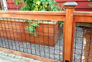 wood fence with black wire Hog Wire Fence, Backyard Decorating, Wall Fence, Cheap Fence, Dog Yard, Diy Fence, Front Yard Fence, Pool Fence, Fence Paint