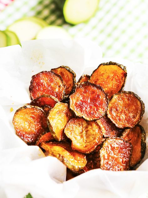 Easy Baked Zucchini Chips Recipe Baked Zucchini Chips, Pip And Ebby, Zucchini Chips Recipe, Baked Potato Chips, Easy Coleslaw, Zucchini Chips Baked, Savoury Snacks, Baked Zucchini, Bacon Brussel Sprouts