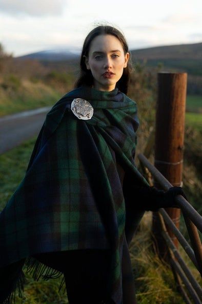 Scottish Outfit Women, Scottish Traditional Dress, Traditional Scottish Clothing, Outlander Style, Celtic Fashion, Scottish Dress, Scottish Women, Scottish Clothing, Tartan Fashion