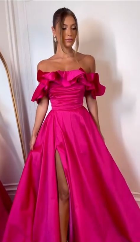 Xv Dresses, Fuchsia Dress, Stunning Prom Dresses, Modest Dresses Casual, Carpet Looks, Queen Dress, Pretty Prom Dresses, Of Outfits, Grad Dresses