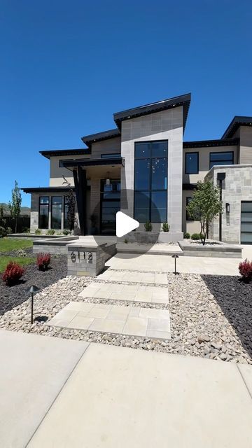 Lindy Denny on Instagram: "Let’s go inside✨  Build @hawkstoneluxuryhomes  Interior Design @allisoncampbelldesign  Video @paradeofhomesig @lindy.denny  Featured @uvparade  Location Highland, Utah    #paradeofhomes #buildersofinsta #hometohave #homebeautiful #currenthomeview #doingneutralright #houseenvy #mydomaine #luxeathome #ruedaily #modernfarmhouse #myhomevibe #hometour #housetour #lightandbright #neutraldecor #myhousebeautiful #makemydayhomedecor #smmakelifebeautiful" House For Big Family, Modern Minimalist House Plan, Modern Homes Interior, House Interior Modern, Lindal Homes, Modern Minimalist House, Designer House, Highland Homes, Island House