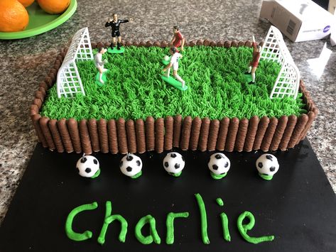 Soccer Pitch Cake, Easy Football Cake, Cake Football Birthday, Football Pitch Cake, Birthday Cake Boy, Cake Football, Soccer Pitch, Soccer Birthday Invitation, Football Birthday Cake