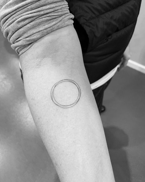 CHOLO (cho-lo) 🇵🇪 on Instagram: “Tiny Tattoos #instatattoos #newtattoo #tattooartist  #inkedup #tattoolife #tatted #tatts #blackandgrey #smalltattoo #minitattoo #tinytattoo…” Two Circles Tattoo, Circle Tattoo Ideas, Circles Tattoo, Coin Tattoo, Light Tattoos, Ignorant Tattoos, Circle Tattoos, Circle Tattoo, Light Tattoo