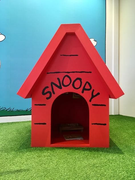 Snoopy House Diy, Snoopy Doghouse, Snoopy House, Birthday Classroom, Peanuts Wallpaper, Snoopy Easter, Snoopy Dog House, Charlie Brown Christmas Tree, Dog House Bed