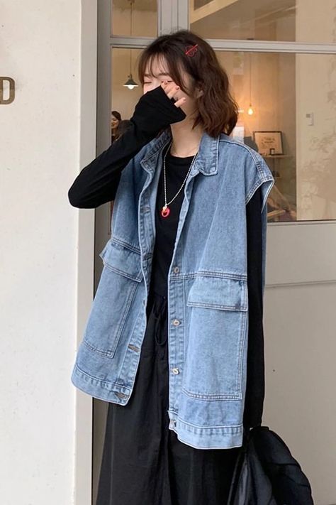 Retro Sleeveless Denim Vest Denim Vest Jacket Outfit, Styling A Denim Vest, Vest Denim Outfit, Long Denim Vest Outfit, Jean Vest Outfits For Women, Oversized Jean Vest Outfits, Oversized Denim Vest Outfit, Vest Jeans Outfit, Jeans Vest Outfit