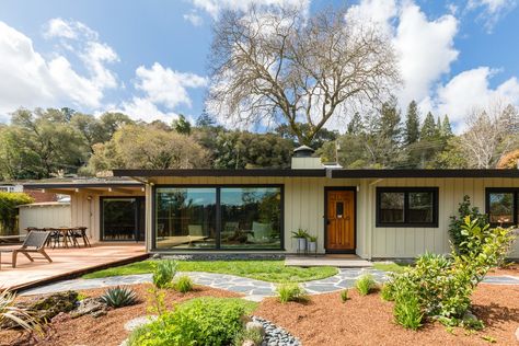 Photos from Soak Up Classic Midcentury Vibes in This Orinda Home Asking $1.2M - Dwell Midcentury Exterior Remodel, Midcentury Home Exterior, Japandi Exterior, Mcm Exterior, Mcm Bathroom, Mid Century Remodel, Wood Siding Exterior, Mid Century Modern Exterior, Mid Century Exterior