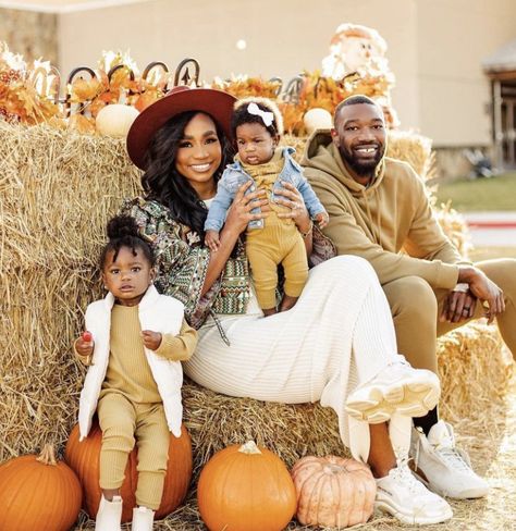 Fall Picture Outfits, Holiday Photos Outfits, Family Holiday Pictures, Pumpkin Patch Photoshoot, Pumpkin Patch Pictures, Perfect Pictures, Fall Family Portraits, Family Photoshoot Outfits, Pumpkin Patch Outfit