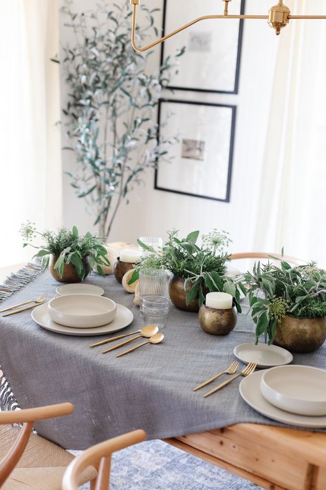 a side view of a neutral summer tablescape set in a dining room Pita Salad, Dining Table Decor Everyday, Everyday Centerpiece, Place Setting Inspiration, Open Air Market, Table Settings Everyday, Farmhouse Table Setting, Modern Tablescape, Modern Table Setting