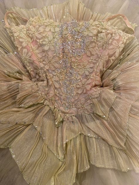 sleeping beauty Sleeping Beauties Awakening Fashion, Sleeping Beauty Wedding, Gala Ideas, Rococo Fashion, Wedding Beauty, Rococo, Random Stuff, Sleeping Beauty, Swift