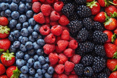 Healthy mixed fruit and ingredients from top view Healthy High Carb Foods, Hay Diet, High Antioxidant Foods, Anti Oxidant Foods, Berry Tea, High Carb Foods, Growing Strawberries, Berry Fruit, High Carb