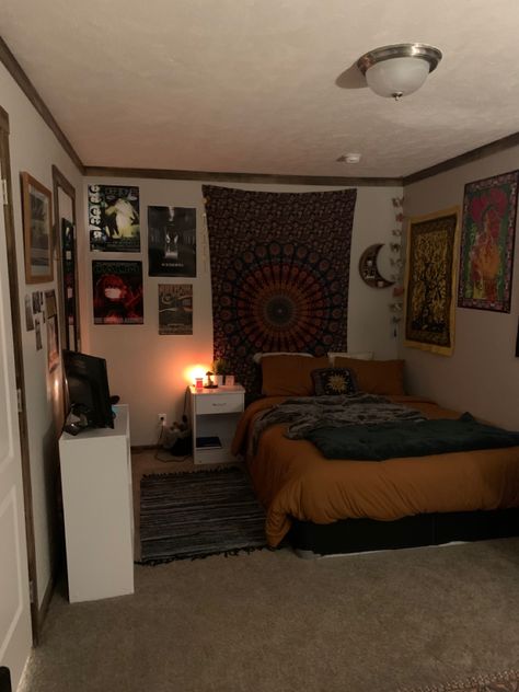 Small Hippy Bedroom, Hippy Minimalist Bedroom, Earthy Indie Bedroom, Apartment Bedroom Inspo Aesthetic, Earth Tone Bedroom Cozy, Hobo Room Ideas, Bedrooms With Couches, Room Idea Simple, Big Bed Small Room Ideas