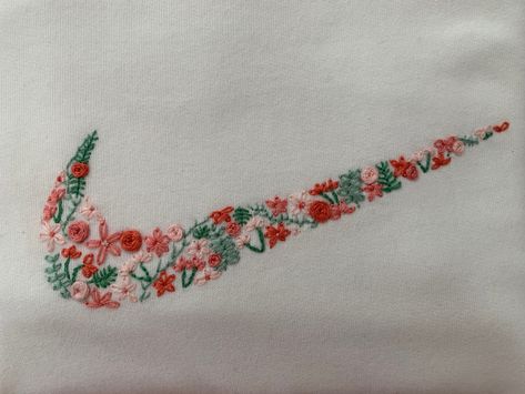 Diy Nike Embroidery, Nike Swoosh Embroidery, Nike Embroidery Design, Sweatshirt Sewing, Nike Embroidery, Embroider Ideas, Clothes Embroidery Diy, Simple Embroidery Designs, Embroidery Tshirt