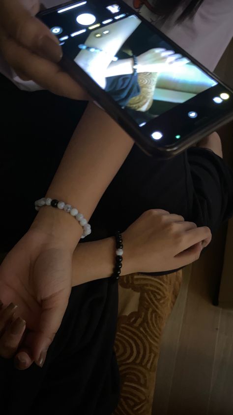 Bracelets Matching Couple, Hand Poses With Friends, Matching Bracelets With Boyfriend, Hand Poses With Bestie, Czns Goal Pics, Bracelet Poses Photo Ideas, Bracelet Poses, Matching Bracelets Aesthetic, Matching Bracelets For Best Friends