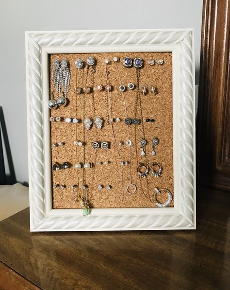 Super easy DIY earring holder-just add some cork board behind a photo frame! Cork Board Earring Holder, Earring Corkboard, Earings Organizer Ideas Easy Diy, Easy Diy Jewelry Holder, Earrings Organizer Diy, Cork Earring Holder, Diy Earring Stand, Homemade Earring Holders, Diy Earrings Stand