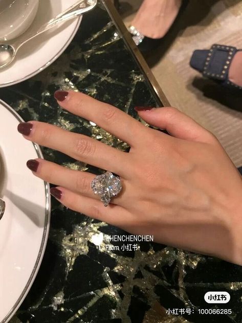 Huge Diamond Rings, Big Diamond Engagement Rings, Expensive Diamond, Expensive Jewelry Luxury, Future Engagement Rings, Dope Jewelry, Dream Engagement Rings, Classy Jewelry, Expensive Jewelry