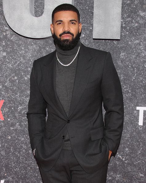 Drake wore a charcoal grey TOM FORD Shelton suit with a grey cashmere and silk turtleneck to the London premiere of ‘Top Boy’. #TOMFORD Turtle Neck Outfit Men, Turtleneck Suit, Turtleneck Outfit Men, Drake Fashion, Turtleneck Outfits, Men Prom, Prom Suits For Men, Turtle Neck Men, Turtleneck Outfit