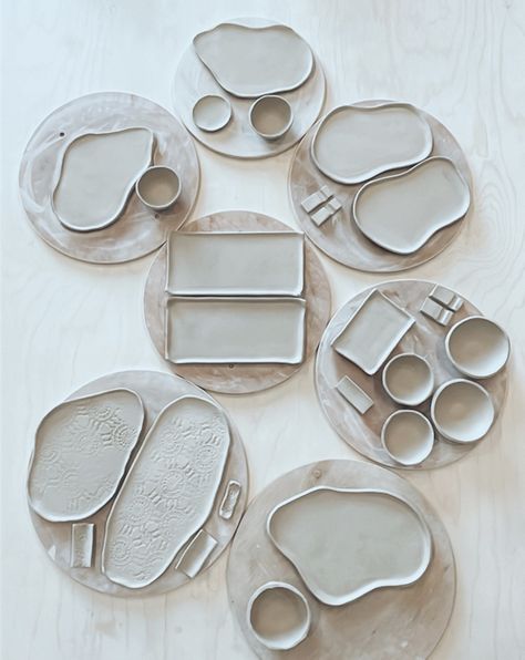 Clay Set, Pottery Handbuilding, Slab Pottery, Pottery Crafts, Thrown Pottery, Book Art Diy, Pottery Sculpture, Ceramic Set, Pottery Plates