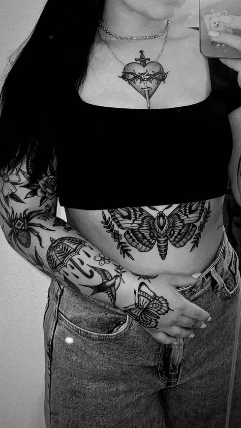 Tattoo Espalda Mujer, Tattoos Hip, Traditional Back Tattoo, Tattoos Abstract, Small Traditional Tattoo, Tattoos Quote, Traditional Tattoo Woman, American Traditional Sleeve, Black And Grey Sleeve