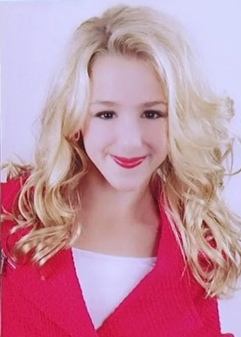 Chloe Lukasiak season three pyramid picture Clara Lukasiak, Dance Moms Pyramid, Christi Lukasiak, Chloe Elizabeth, Dance Moms Chloe, Chloe Lukasiak, Older Sister, Dance Moms, Pyramid