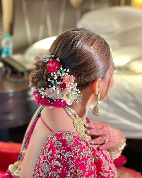 Instagram Hair Bun For Bride Indian, Bridal Flower Hairstyles, Hair Bun For Bride, Indian Bridal Bun Hairstyles, Bun Hairstyles For Lehenga, Bridal Bun Hairstyles Indian, Hair Accessories For Bun, Bun Hairstyles Indian, Function Hairstyles