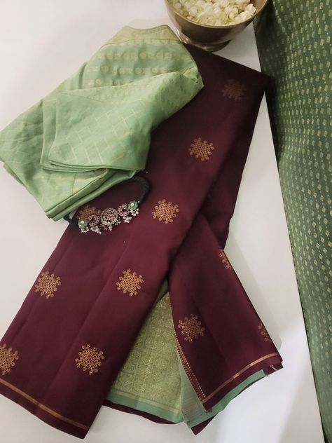 Maroon kancheepuram silk saree with cardamom green pallu. The body has traditional Kolam buttis woven in pure zari with zari selvedge. The pallu has kattam buttis, Mayil and geometric patterns in pure zari. The blouse is plain cardamom green with a border. Maroon Saree Contrast Blouse, Saree Contrast Blouse, Kancheepuram Silk Saree, Pearl Blouse, Black Dessert, Maroon Saree, Simple Saree Designs, Modern Saree, Simple Sarees