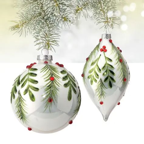 Handpainted Christmas Ornaments, Christmas Balls Decorations, Painted Christmas Ornaments, Painted Ornaments, Holiday Store, Hand Painted Ornaments, Ornament Ideas, Christmas Ornament Crafts, Christmas Paintings