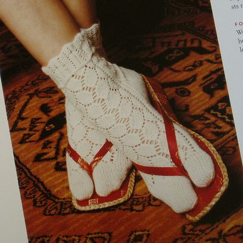 tabi socks: from Knitting Classic Style by Véronik Avery Japanese Theatre, Artist Atelier, Kimono Collection, Japanese Socks, Tabi Socks, Funky Shoes, Silver Wolf, Punk Vintage, Japanese Geisha