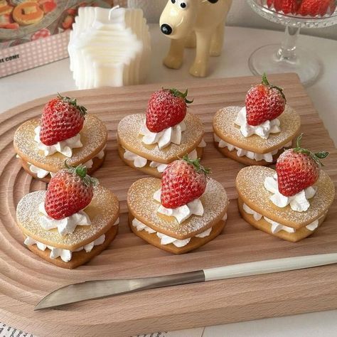 Heart Tarts, Strawberry Tarts, Strawberry Food, Strawberry Treats, Strawberry Tart, Flowers Cake, Cute Baking, Yummy Comfort Food, Fun Baking Recipes