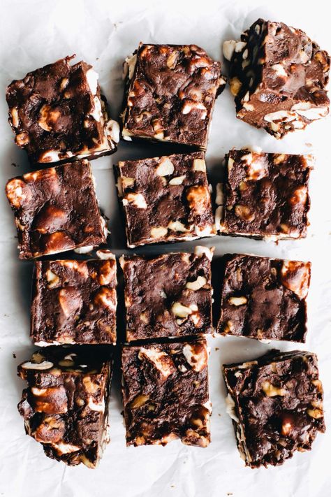 Rocky Road Fudge Colored Marshmallows, Chocolate Fudge Bars, Rocky Road Chocolate, Rocky Road Fudge, Recipe Cookies, Fudge Bars, Candy Recipes Homemade, Bar Recipe, Food Groups