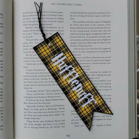 Hufflepuff Bookmark, Harry Potter Sketch, Market Day Ideas, Harry Potter Bookmark, Canvas Art Painting Abstract, Harry Potter Painting, Handmade Bookmarks Diy, Harry Potter Classroom, Potter Quotes