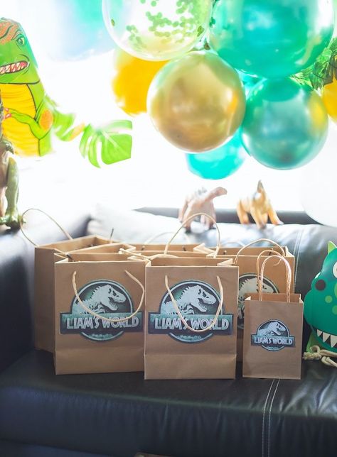 Jungle Props, Fête Jurassic Park, Dinosaur Party Bags, Jurassic Birthday, Jurrasic World, Jurassic Park Birthday Party, Jurassic Park Party, Jurassic Park Birthday, Girl Birthday Party Favors