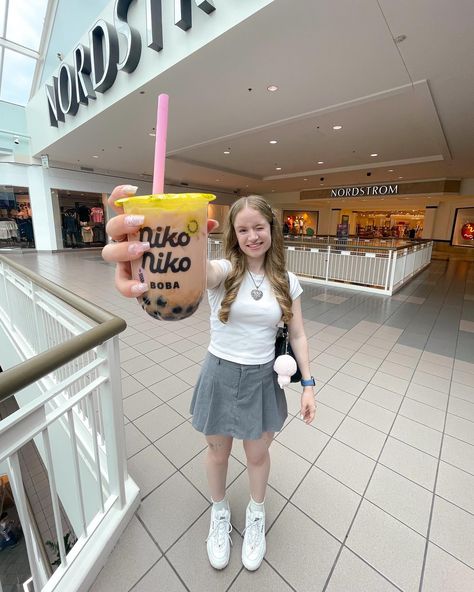 Boba Drink 3D effect instagram photo pose idea Poses With Boba, Holding Boba Reference, Perspective Photos, Drink Stand, Boba Drink, Friends Pic, Dutch Bros, Pose Idea, Themes Photo