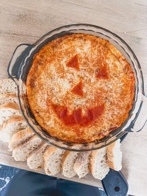 Halloween Pizza Dip, Jack O Lantern Pizza, Halloween Dips Appetizers, Halloween Dips, Ab Recipes, Fiesta Chicken Crockpot, October Meals, Halloween Dip, Halloween Appetizer