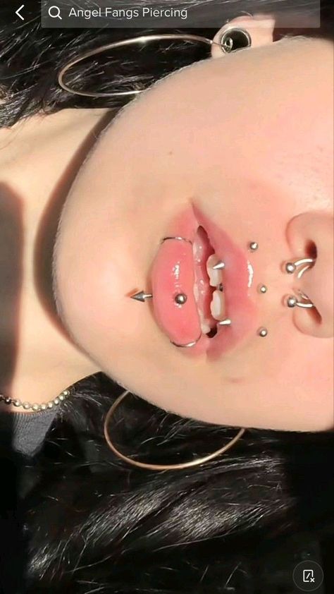 Hair Salon Ideas, Mouth Piercings, Lip Piercing Jewelry, Pretty Ear Piercings, Face Piercings, Cool Piercings, Facial Piercings, Cute Piercings, Types Of Piercings