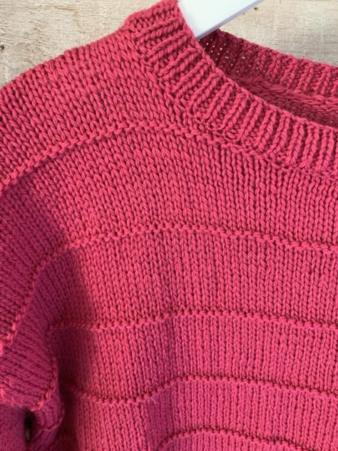 Tuto pull : rose en jersey et rayure point mousse laine ecolaine de phildar - Avenue Saint-Vincent Pull Angora, Magazine Drops, Diy Tricot, Pull Rose, Saint Vincent, Rubik's Cube, Amigurumi, Sweaters For Women, Couture