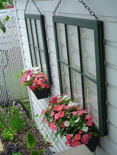 51 Creative decorating ideas for old windows Old Window Flower Boxes, Outdoor Window Decor, Diy Flower Boxes, Window Box Flowers, Diy Yard, Old Windows, Landscaping Tips, Budget Backyard, Window Frame