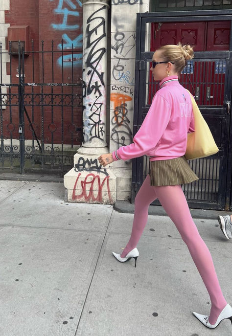 Pink Tights Outfit, Colored Tights Outfit, Pink Tights, Fest Outfits, Colored Tights, Tights Outfit, Mode Inspo, Pink Outfits, Mode Inspiration