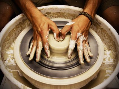 ... Throwing Clay, Wheel Throwing, Pottery Techniques, Pottery Classes, Pottery Wheel, Potters Wheel, Pottery Studio, Ceramic Clay, Clay Pottery