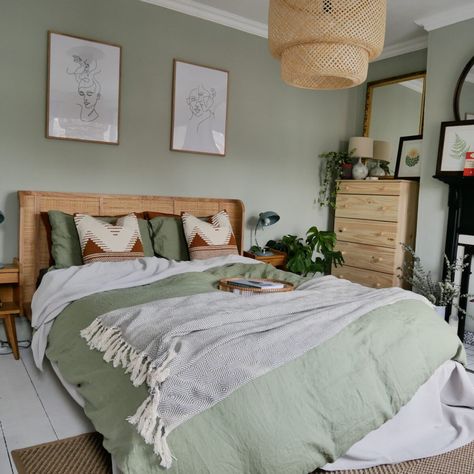 Galleria foto - Camera da letto pareti color verde salvia Foto 17 Green Room Ideas Bedroom, Sage Bedroom, Green Room Decor, Green Bedroom Decor, Simple Bedroom Decor, Sage Green Bedroom, Bedroom Trends, Sage Green Walls, Beige Bedroom