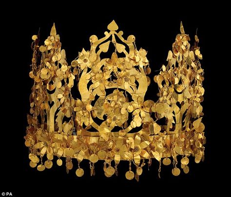 Stunning: This pricless gold crown dates from the 1st century BC and was discovered in an elite nomadic cemetery in Afghanistan by Soviet ar... Ancient Jewels, Ancient Jewellery, Royal Crowns, 1st Century, Art Antique, Royal Jewels, Ancient Jewelry, Gold Crown, Ancient Artifacts