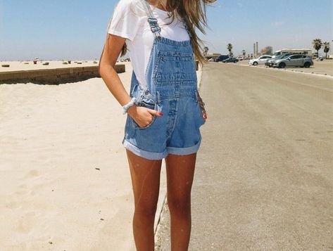 Cute Overalls Shorts, Jean Overall Outfits Summer Shorts, Blue Overalls Outfit Summer, Shortalls Outfit Aesthetic, White Overall Shorts Outfit, Shorteralls Outfits, Jean Short Overalls Outfit, Jean Overall Outfits Summer, Overall Shorts Outfit Summer