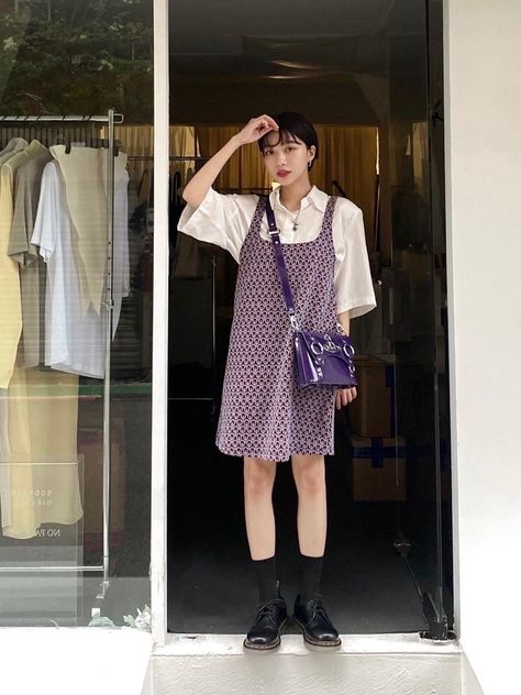 Short Sleeve Button Down Outfit, Overall Dress Outfit, Overalls Dress, Mode Kimono, Short Overalls, Dress Boots, Soft Grunge, Overall Dress, White Short