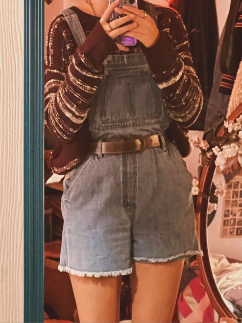 Fall Outfits 80s Inspired, 80s Fall Aesthetic Outfits, Overalls Shorts Outfit Fall, Autumn Aesthetic Clothes Vintage, Autumncore Outfit, Fallcore Outfits, Cute Autumn Outfits Aesthetic, Autumn Sweaters Aesthetic, Overall Shorts Outfit Fall